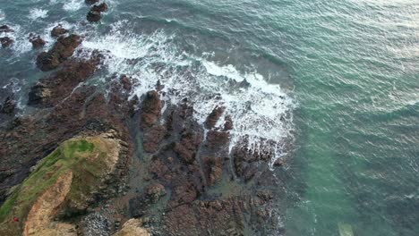 Un-Pequeño-Promontorio-Verde-Con-Rocas-En-La-Costa-De-Waterford,-Irlanda