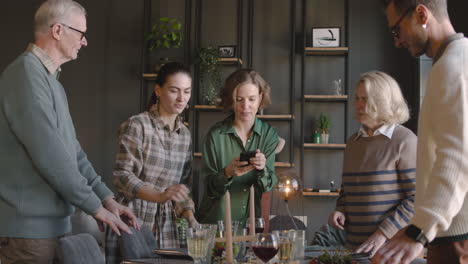 Frau,-Die-Während-Eines-Familientreffens-Zu-Hause-Essen-Auf-Dem-Tisch-Fotografiert