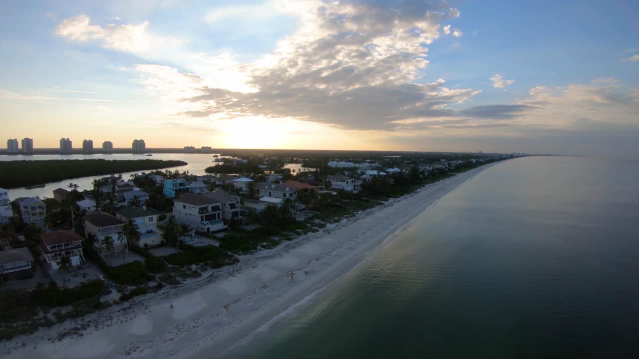 Riprese aeree lungo una spiaggia della Florida meridionale all'alba.