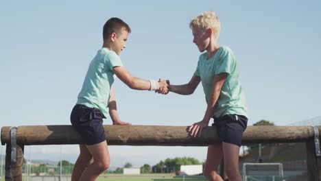 Niños-Caucásicos-Entrenando-En-El-Campo-De-Entrenamiento.