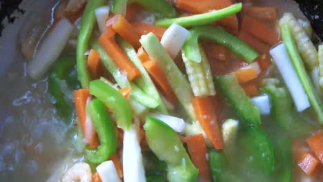 freír verduras de colores