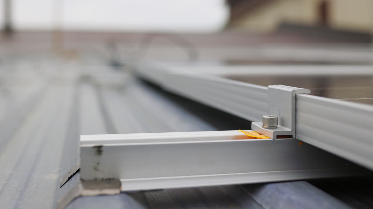 instalación de paneles solares en un techo metálico