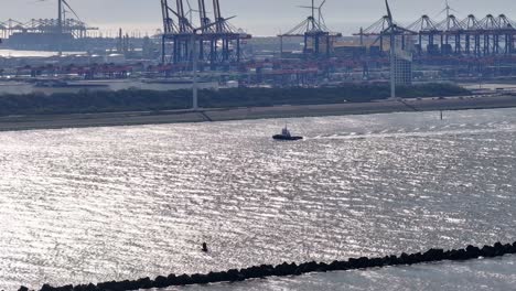 Schlepper-Segelt-In-Einer-Neuen-Wasserstraße-Entlang-Der-Windkraftanlagen-Und-Des-Industriehafens-In-Hoek-Van-Holland,-Niederlande