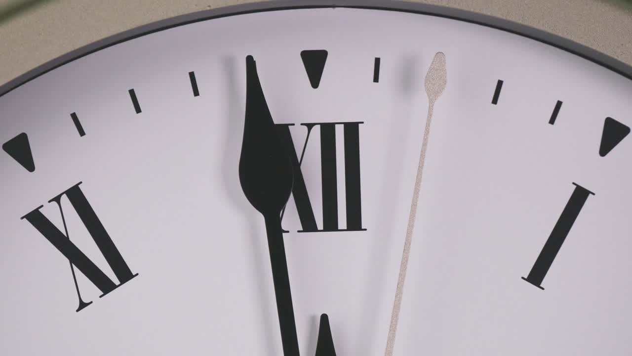 rotación de la manilla del reloj en números romanos.