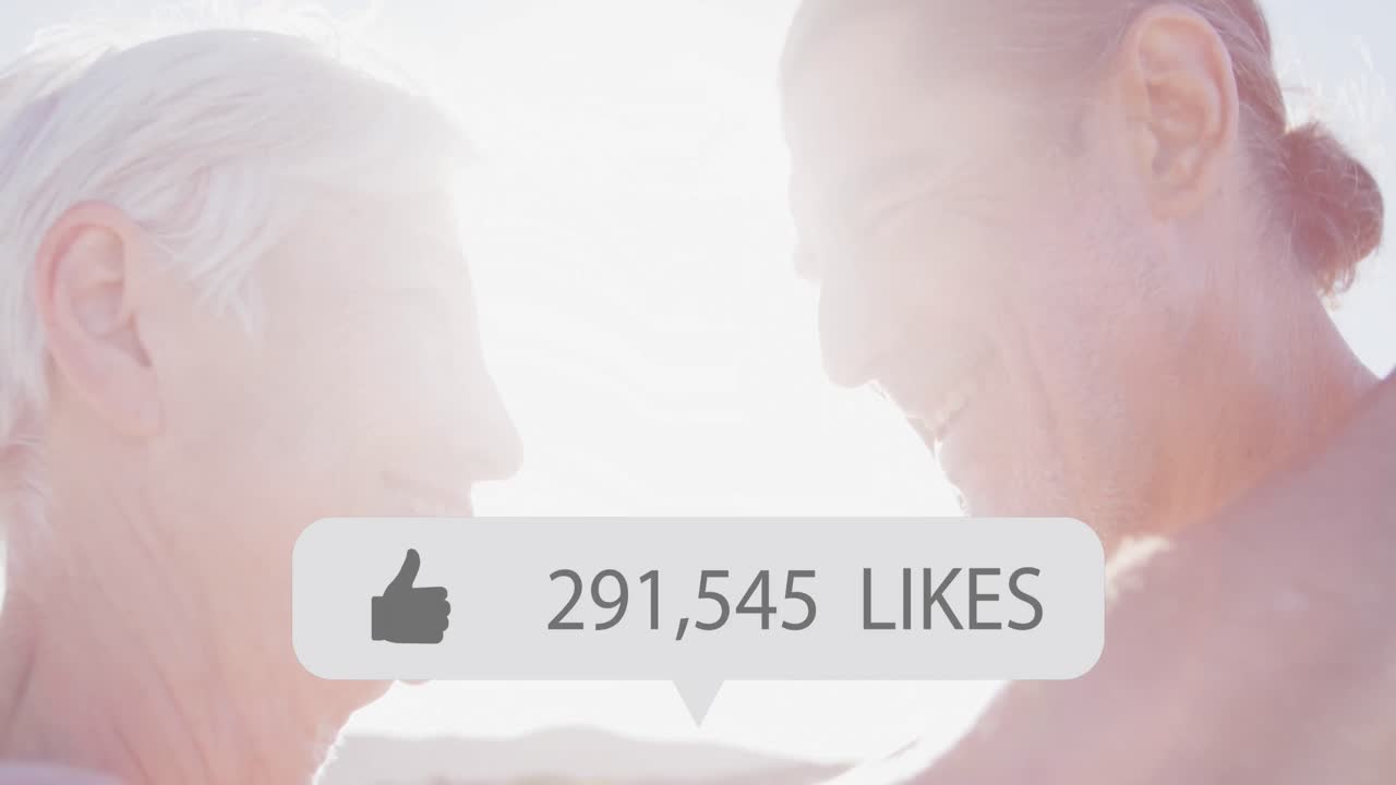 해변에서 행복한 고위 부부 위에 엄지손가락 아이콘과 숫자와 함께 연설 거품의 애니메이션