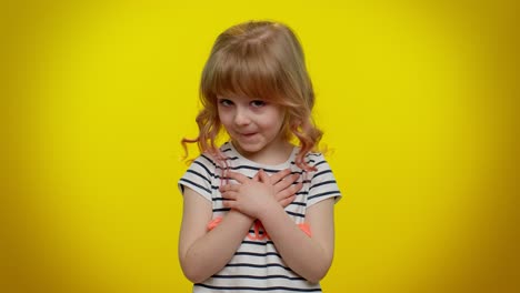 retrato de niño rubio niño señalando dedos a sí mismo preguntar decir quién me no gracias no lo necesito
