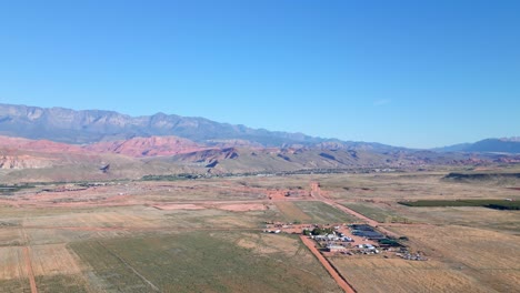 Paisaje-Natural-Escénico-Con-Campos-Y-Montañas-En-Hurricane-City,-Utah---Disparo-De-Drones