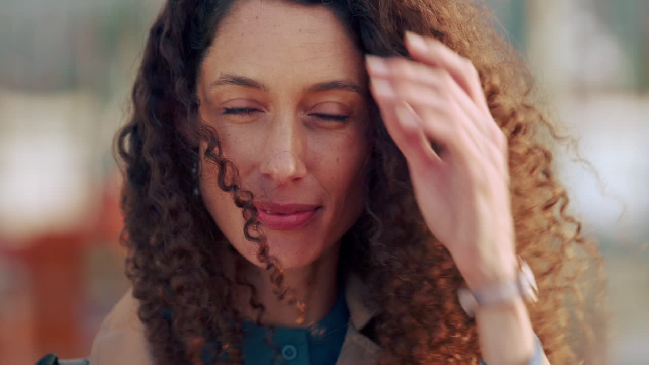 mujer de negocios, cara o viaje a la ciudad con viento