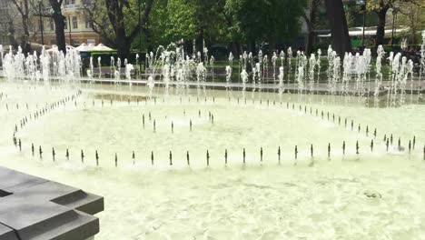 fuente de agua en el parque de la ciudad