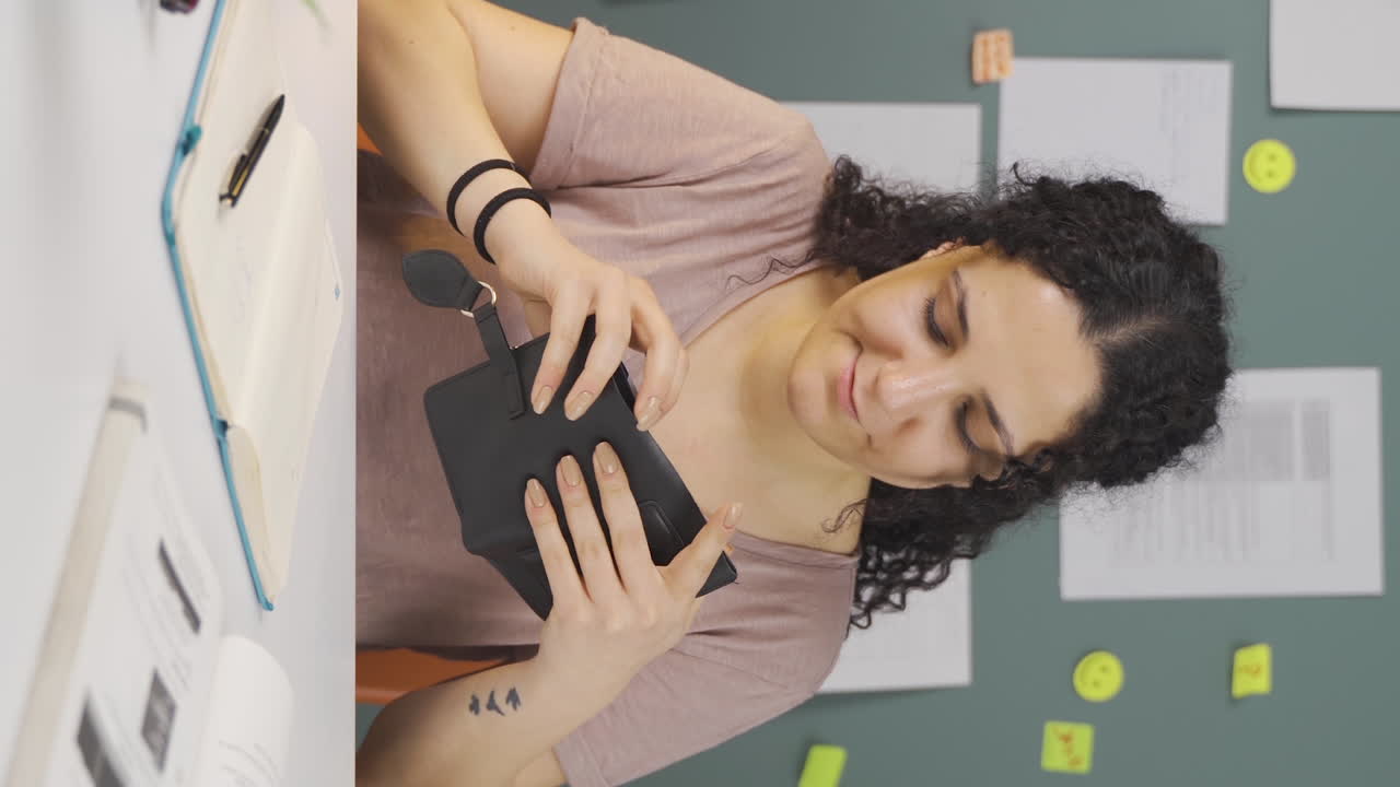 video vertical de una pobre estudiante infeliz y triste.