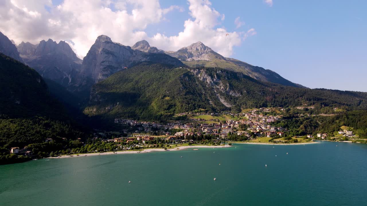 이탈리아, 트렌토, 돌로미티 지역에 있는 몰베노 마을과 호수의 공중 전망