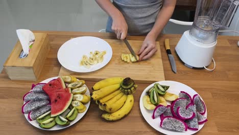 preparing a fruit smoothie