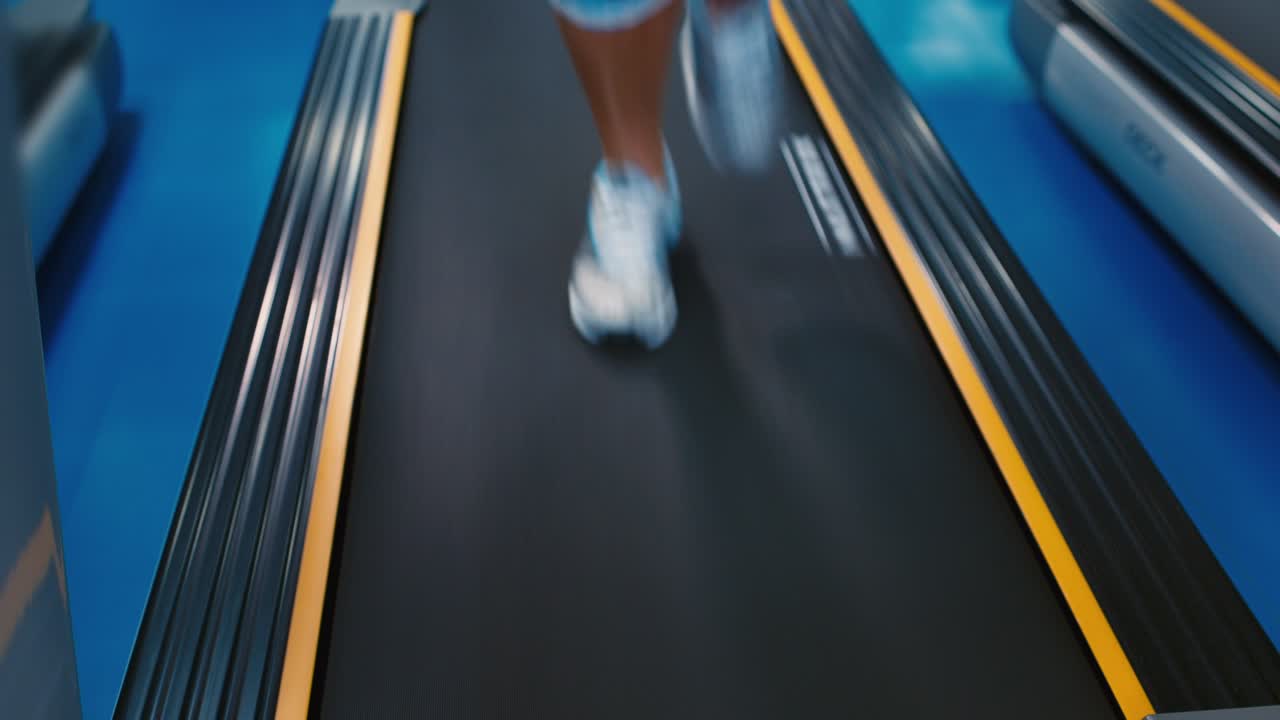 piernas de personas que entrenan en cintas de correr 2