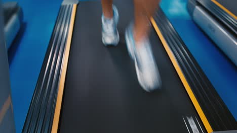 Legs-of-people-who-train-on-treadmills-2