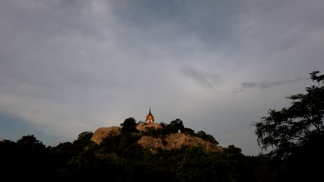 Wat-Phra-Phutthachai-Ist-Ein-Touristenziel-Für-Ausländer-Und-Thailändische-Staatsangehörige,-Die-Nach-Segnungen-Suchen