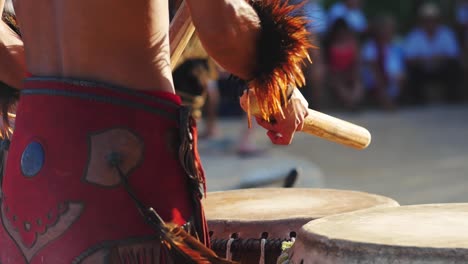 Hombre-Indígena-Mexicano-Tocando-Tambores-Para-Los-Turistas-En-Playa-Del-Carmen-México