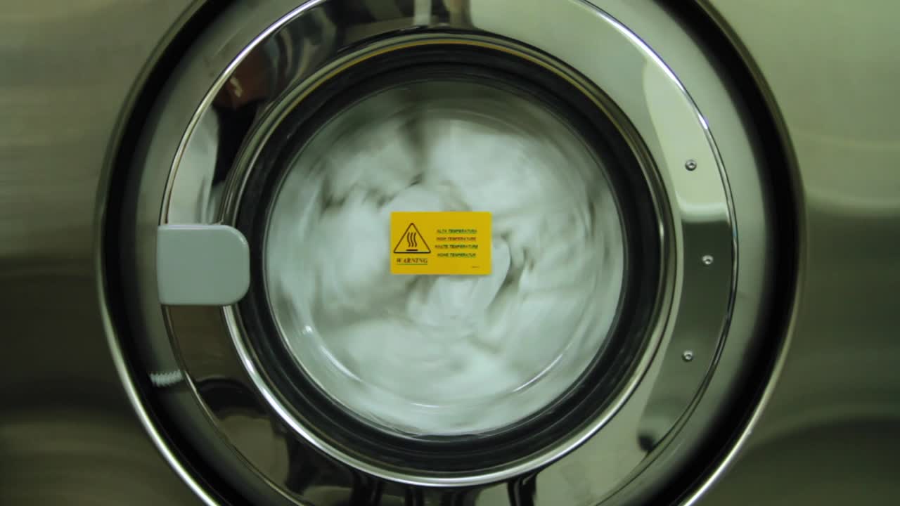 세탁기 가 작동 하고 있다