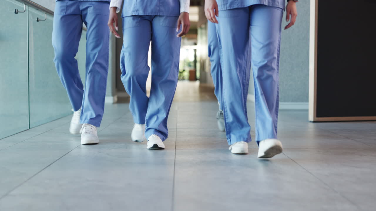 Profesionales médicos caminando por el pasillo del hospital