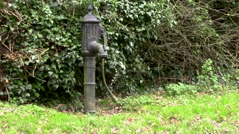 Bomba-De-Agua-De-Pueblo-Antiguo-En-Pueblo-De-Overton-Frío-En-El-Condado-De-Leicestershire-En-Inglaterra,-Reino-Unido