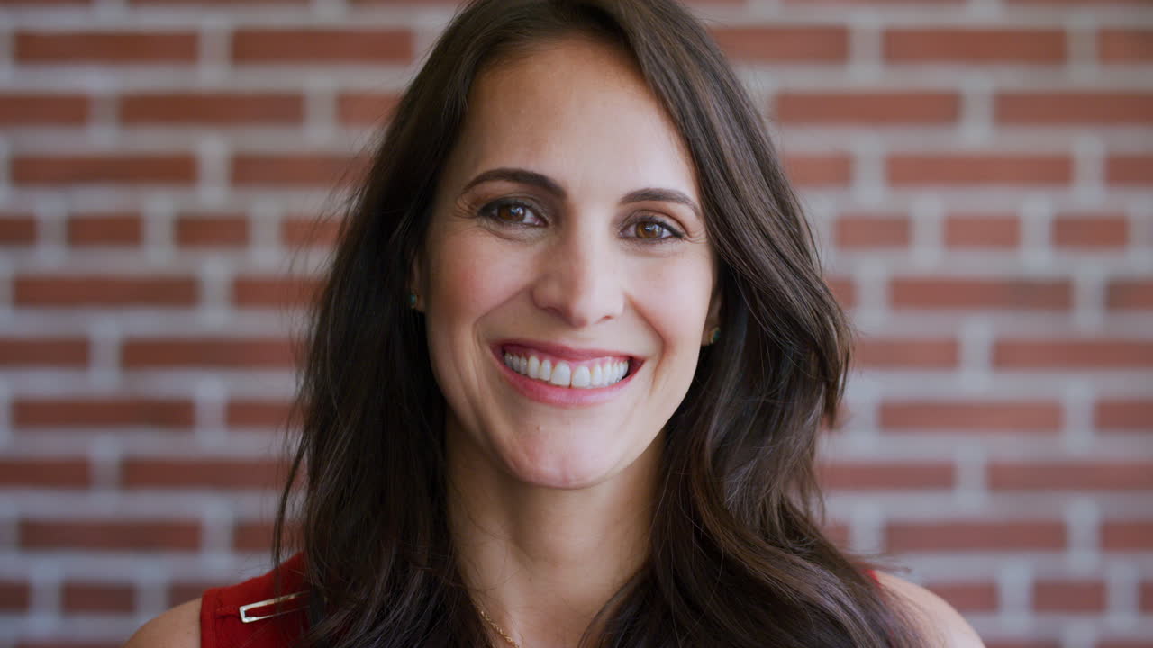 mujer de negocios, cara y ceo con sonrisa y feliz