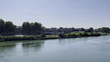 Ciudad-De-Avignon-En-El-Río-Cuando-Hace-Buen-Tiempo