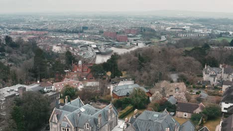 Un-Dron-Aéreo-Disparó-Sobre-Clifton-Revelando-Bristol-Sobre-El-Río-Avon,-Durante-Un-Día-Nublado-Y-Nublado