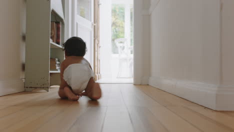 Niña-Arrastrándose-Por-El-Suelo-Niño-Pequeño-Explorando-Su-Casa-Bebé-Curioso-Divirtiéndose-Disfrutando-De-La-Infancia