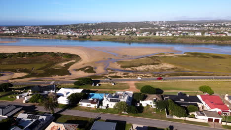 Luftaufnahme-Des-Stadtteils-Still-Bay-Zeigt-Den-Mündungsfluss-Goukou