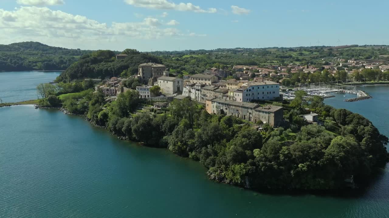 foto aérea alrededor del castillo de rocca farnese y el casco antiguo de capodimonte en el lago bolsena, provincia de viterbo, italia