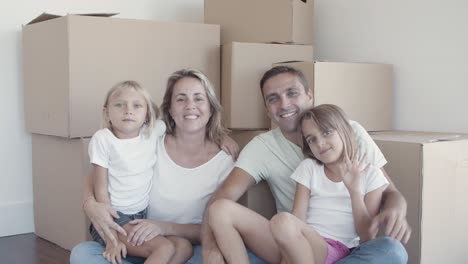 pareja de familia feliz con niños sentados en el suelo