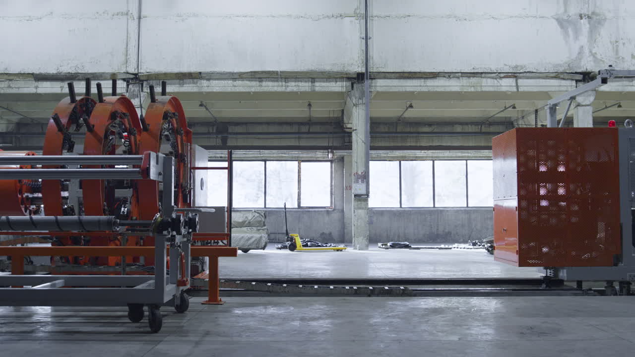 fabricación de neumáticos automáticos que se mueven en el taller tecnológico