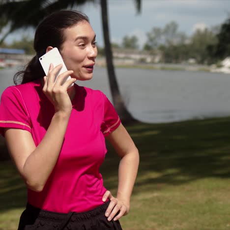 一個快樂的運動女人在打電話