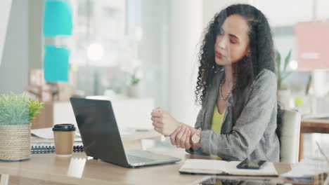 Dolor-De-Muñeca,-Oficina-Y-Mujer-De-Negocios-Con-Computadora-Portátil