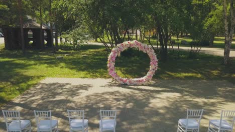 Bonito-Lugar-Para-Celebrar-Bodas-Con-Flores-Y-Sillas-En-El-Parque-Aéreo