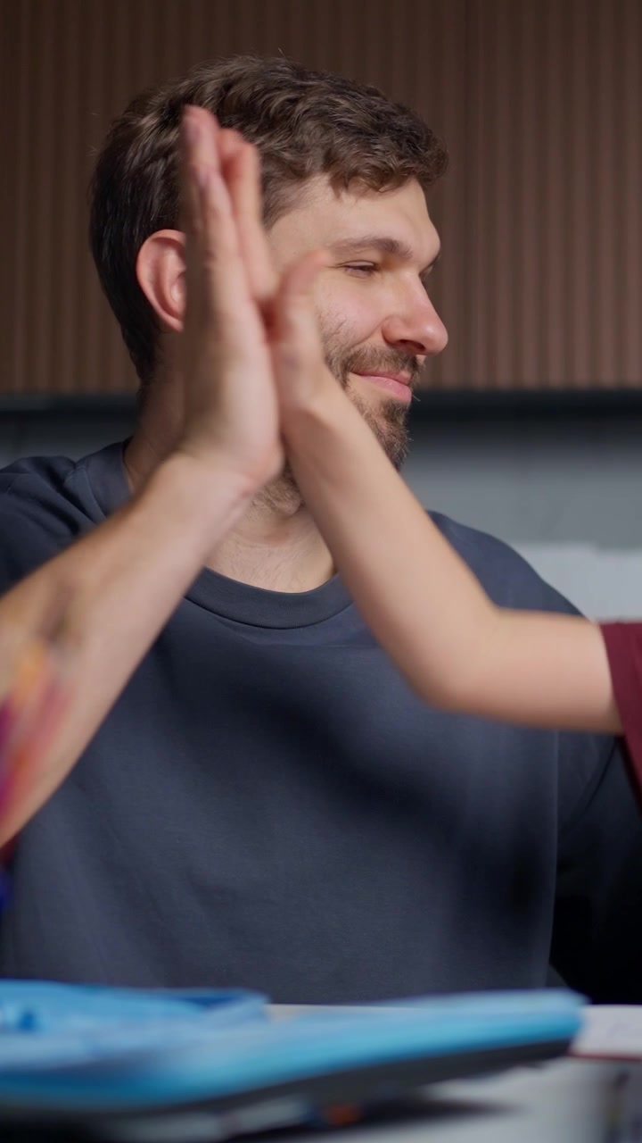 Padre e figlio felici che si danno il cinque dopo aver completato i compiti.