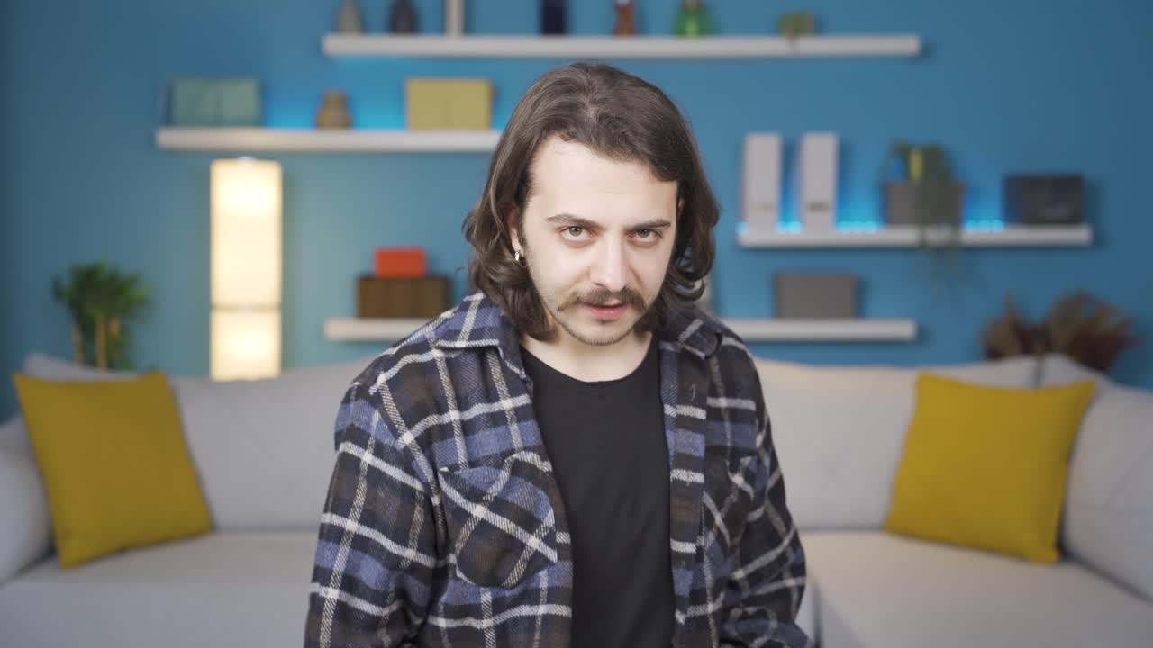 hombre haciendo dinero signo mirando a la cámara.