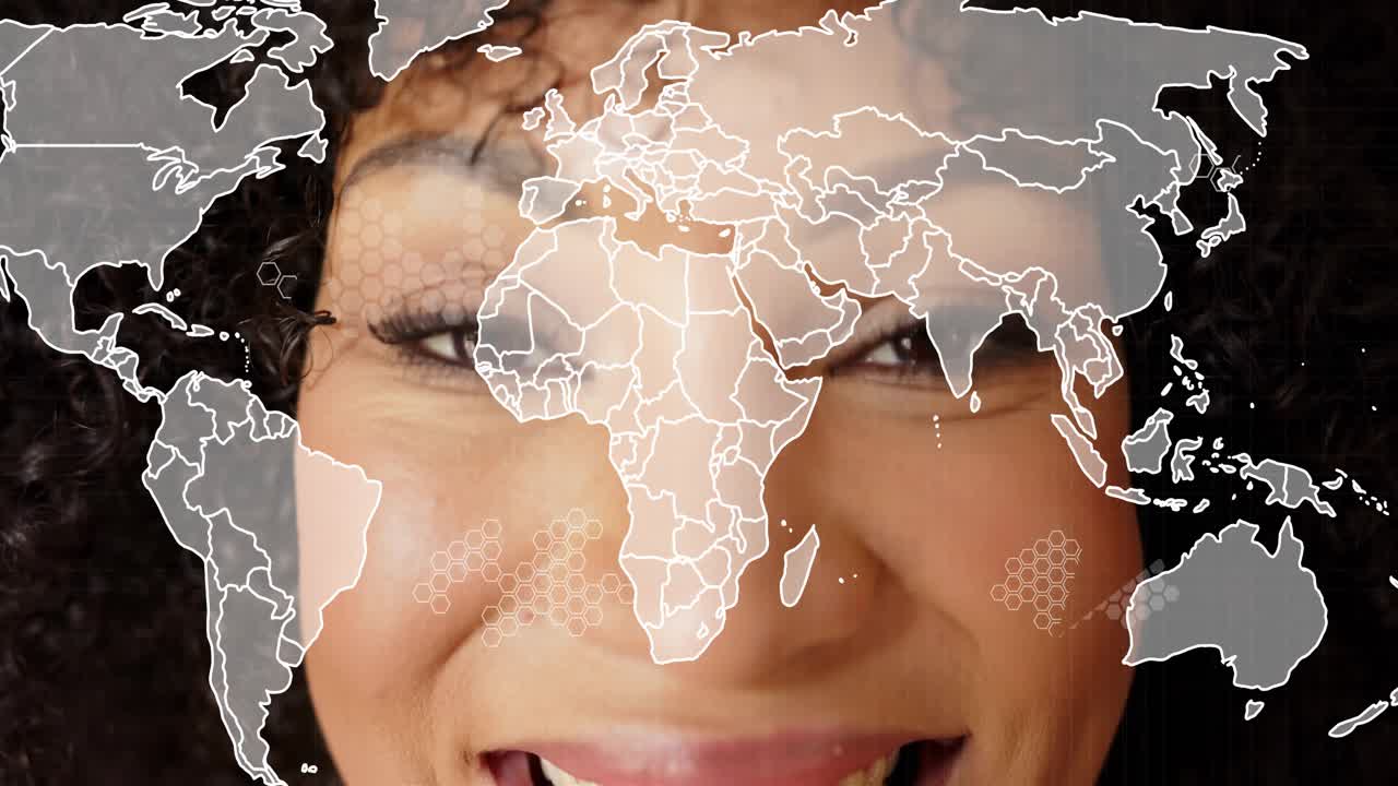 Primer plano de una mujer adulta sonriendo, con un mapa superpuesto que se difumina sobre su rostro y revela una interfaz de usuario tecnológica global
