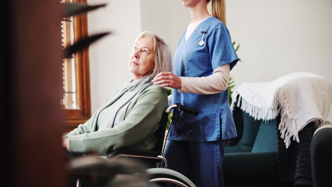 vivienda asistida, enfermera y una mujer mayor
