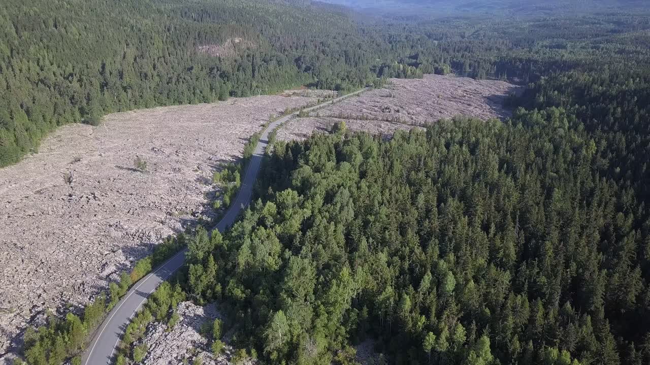 el campo de lava en el valle del río nass: vulcanismo naturaleza aérea