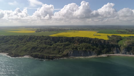 Vista-Panorámica-De-Drones-Del-Acantilado-De-Longues-Sur-Mer-En-Un-Día-Soleado