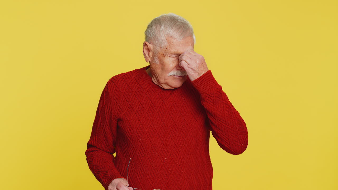 agotado agotado anciano se quita las gafas, frotándose los ojos siente dolor, sueño agotado, exceso de trabajo