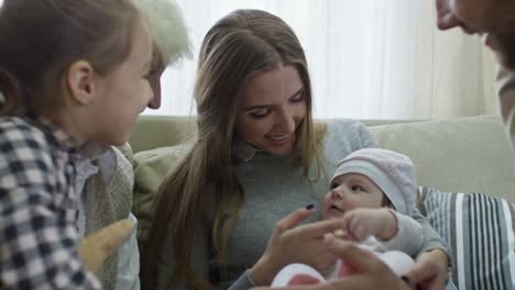 familie spielt mit süßem baby