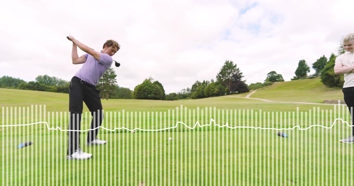 Golfista professionista che completa lo swing lanciando la palla e si avvicina al tee, con un'overlay a forma d'onda che allinea il prossimo tiro