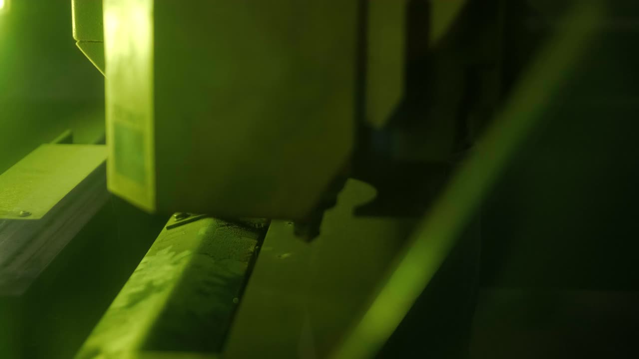 máquina de corte por láser en funcionamiento