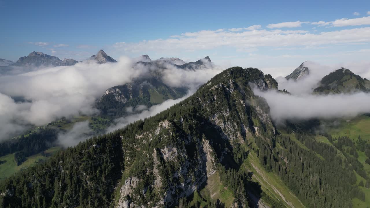 vista aérea de montañas místicas: capturando la belleza de los picos verdes y las nubes