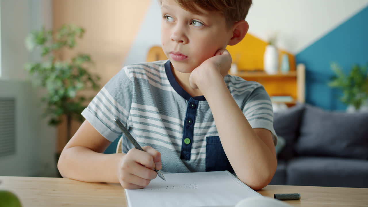 un niño haciendo su tarea.