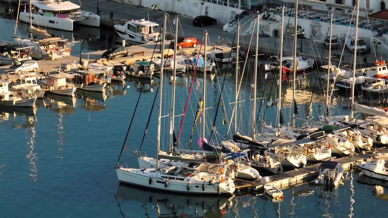 Vista aerea panoramica di una baia blu e yacht ormeggiati a Perdika, Egina