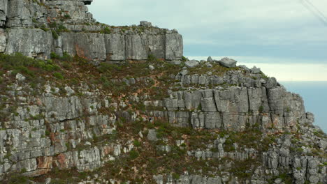 grupo de excursionistas escalando el sendero india venster en table mountain en ciudad del cabo, sudáfrica