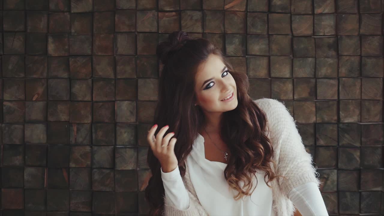 mujer elegante con updo y maquillaje