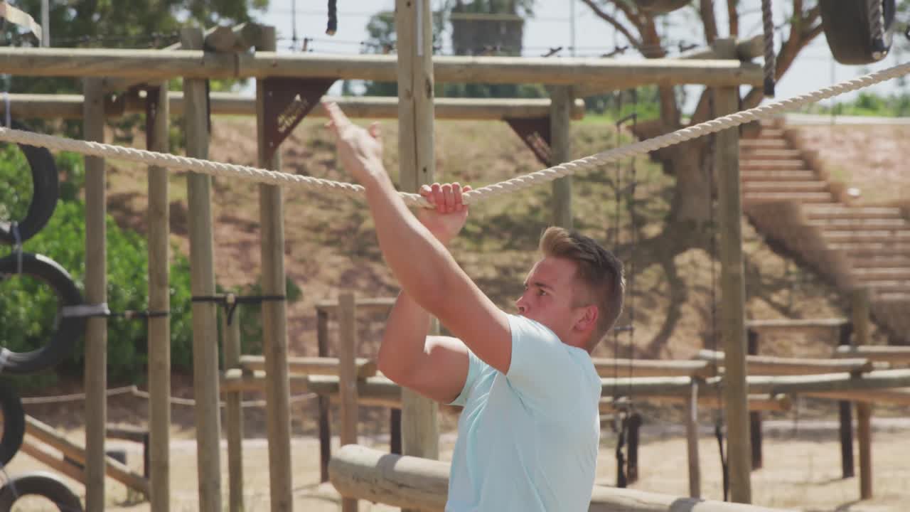 entrenador masculino caucásico en un campamento de entrenamiento
